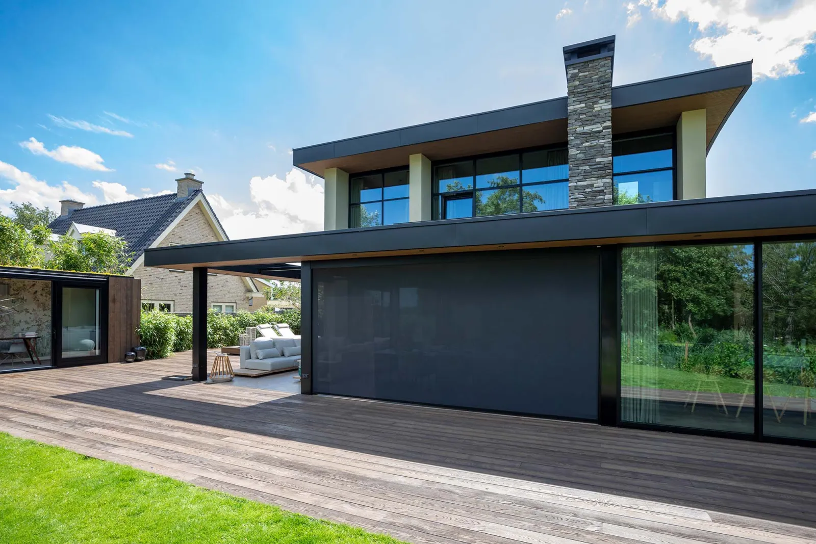 Moderne woning met screen in een Nederlandse woonwijk