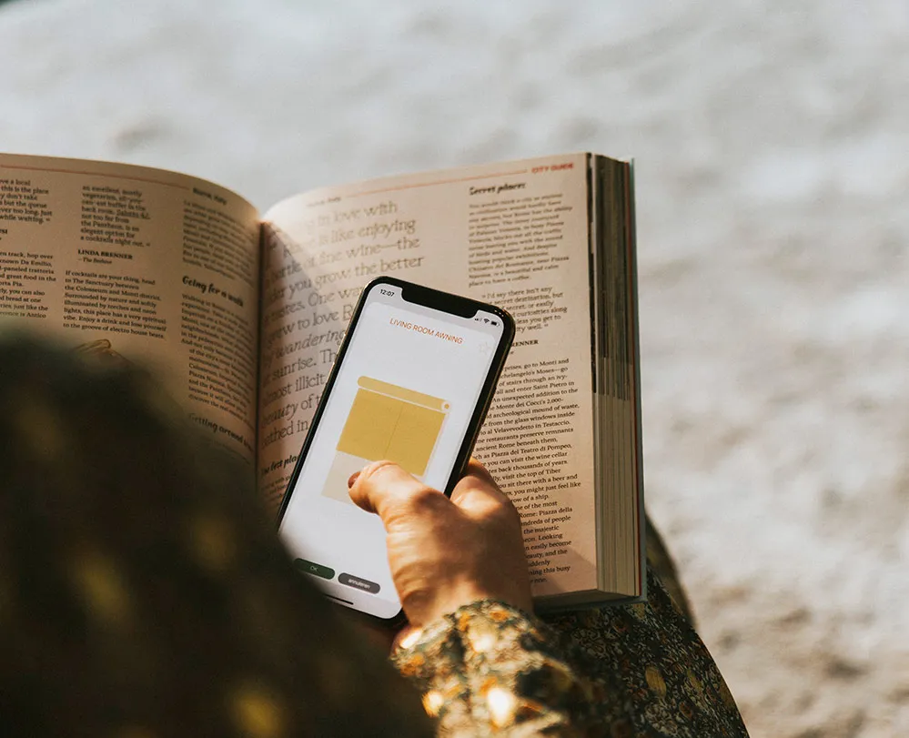 Zonwering bedienen via de app, thuis op de bank