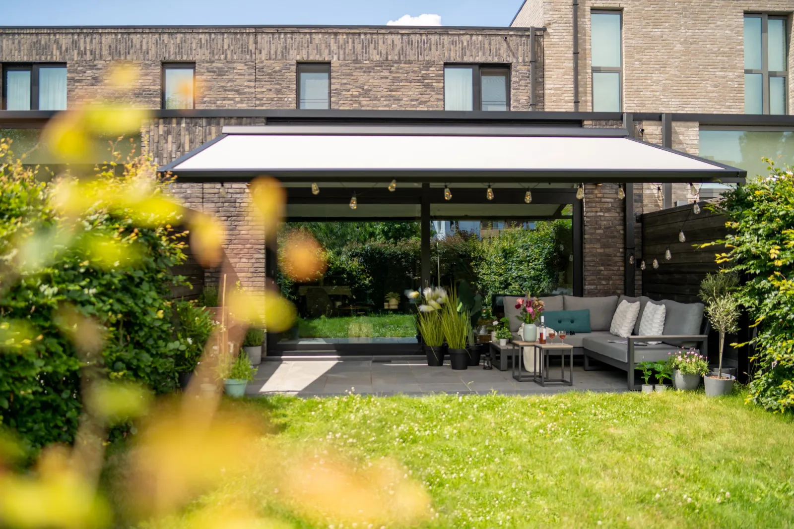 Tuin in de schaduw van een knikarmscherm