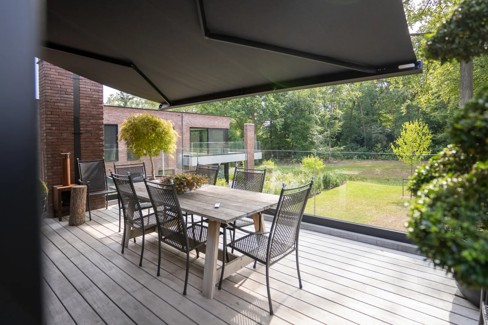 Onderaanzicht van een gemonteerd zonnescherm