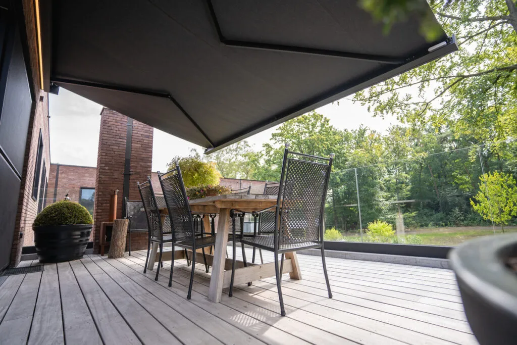 Vers gemonteerd knikarmscherm boven een terras