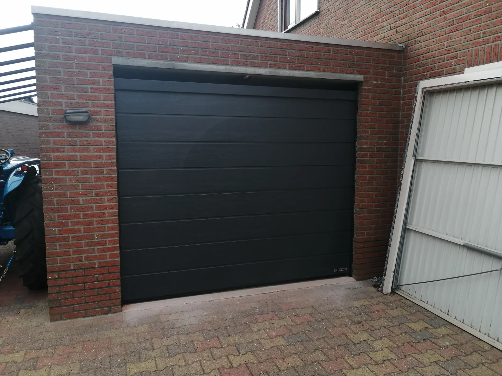 Antracietkleurige sectionaaldeur in een garage