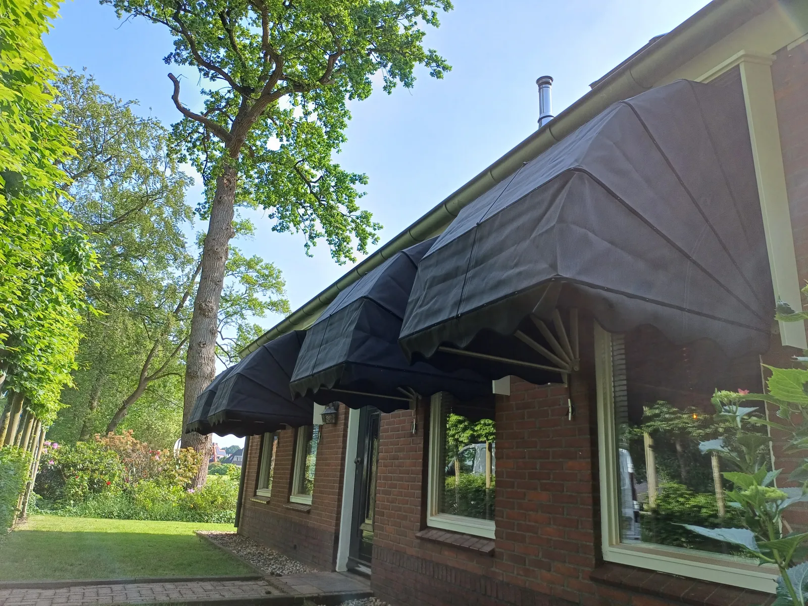 Landelijke woning met een rij donkere markiezen