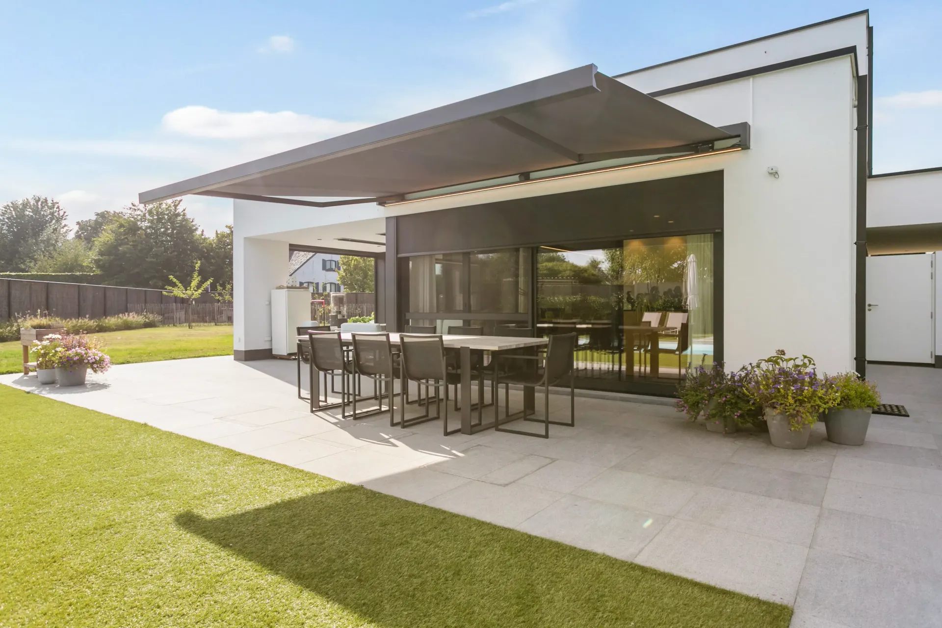 Moderne villa met knikarmscherm en zipscreen