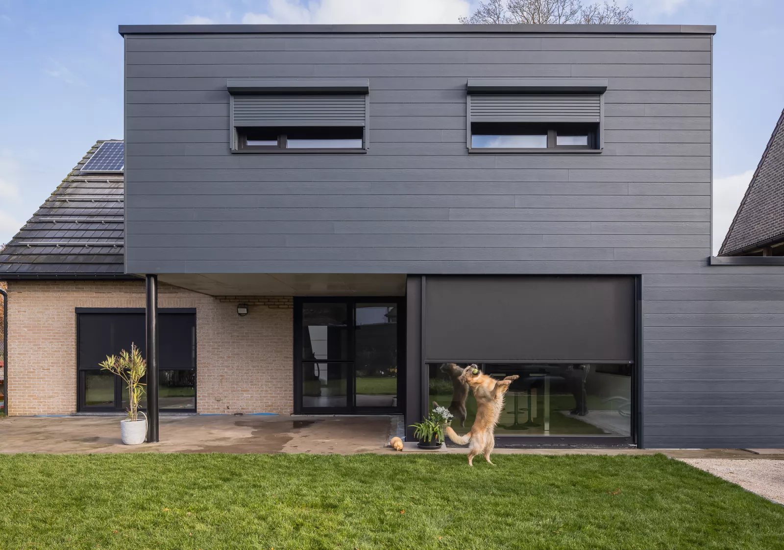 Moderne gevel met antracieten rolluiken