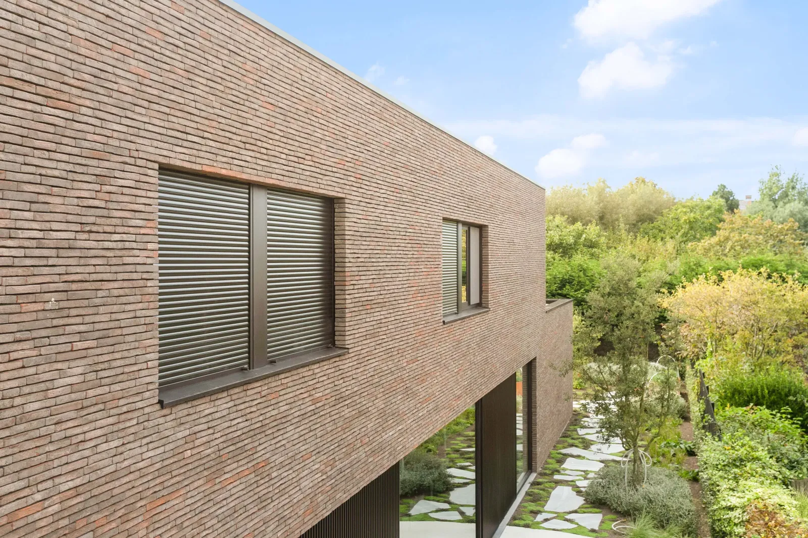 Opbouwrolluiken gemonteerd op een bakstenen woning