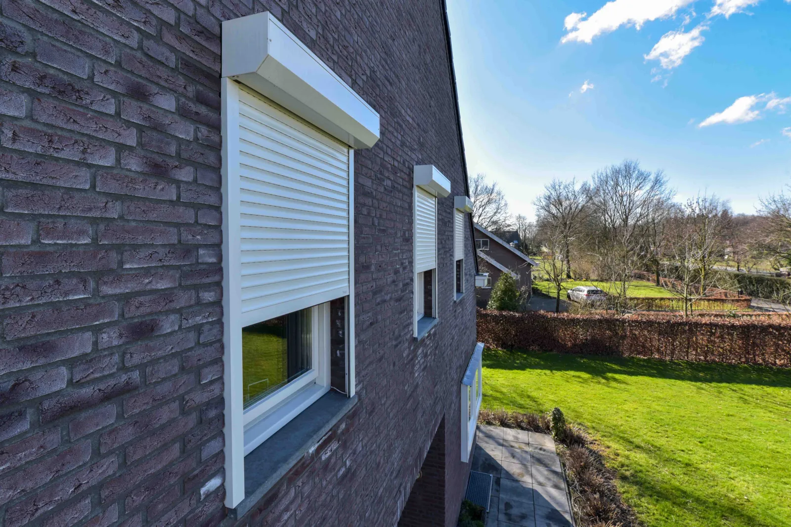 Woonhuis met voorzetrolluiken boven de ramen