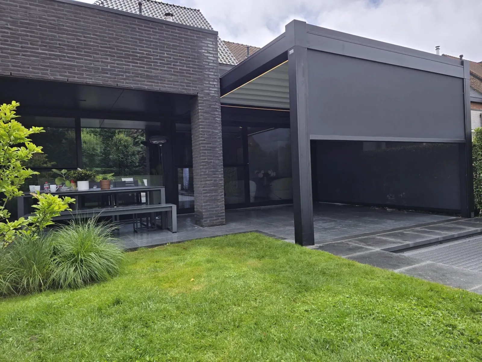 Zonwering op locatie geplaatst bij een woning